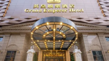 سبائك ذهبية.. فندق يقتلع قطعاً ثمينة من مدخله لبيعها بعد ارتفاع الأسعار العالمية